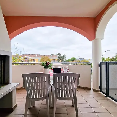 Spacious With Terraces And Fireplace דירה