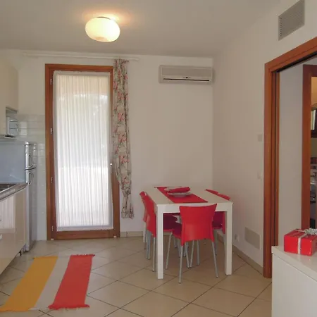 Bright And Modern Three ביביונה