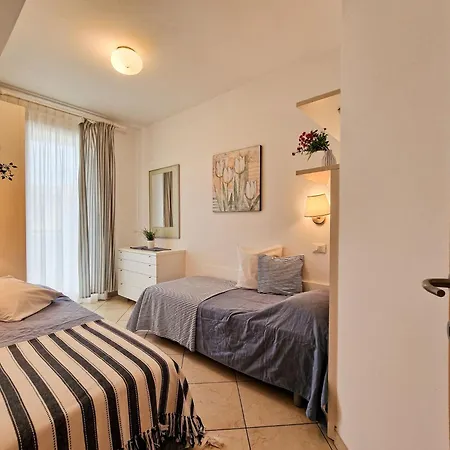 Spacious With Terraces And Fireplace アパート *