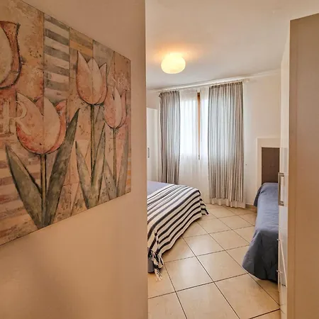 アパート Spacious With Terraces And Fireplace ビビオーネ